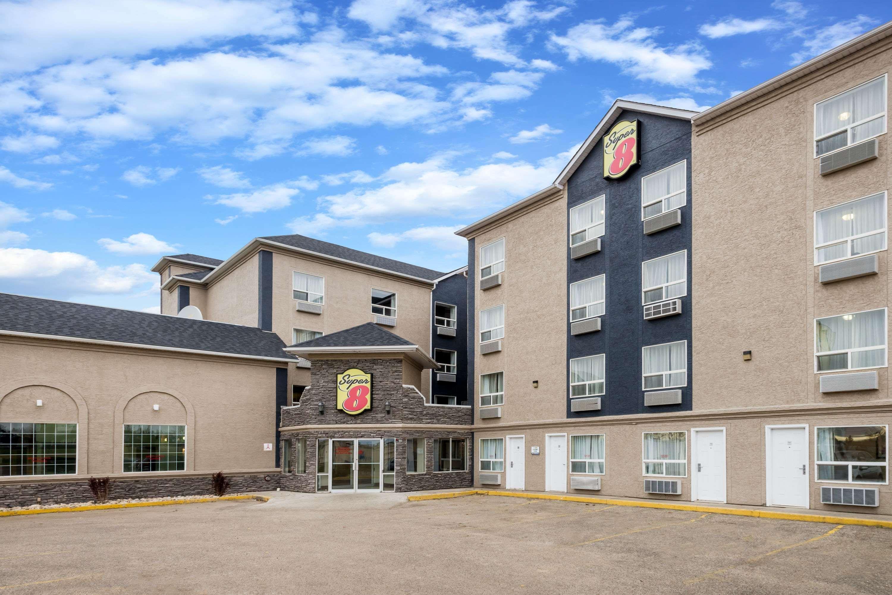 Hotel Super 8 By Wyndham Grande Prairie Exterior foto