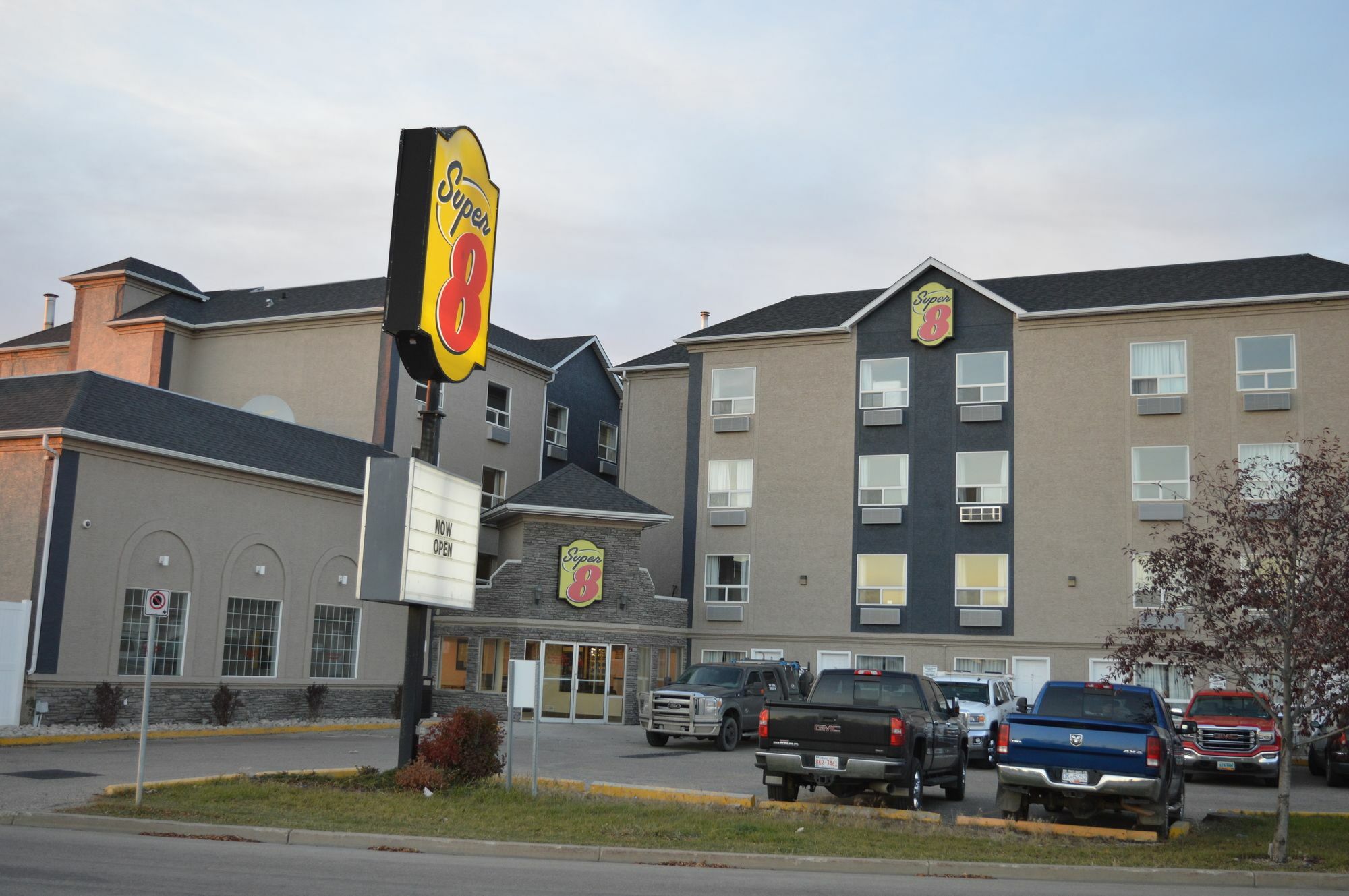 Hotel Super 8 By Wyndham Grande Prairie Exterior foto